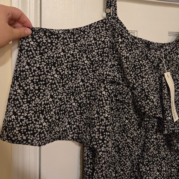 NWT BloomChic ditsy floral cold shoulder top - Size 22/24 - Picture 4 of 8